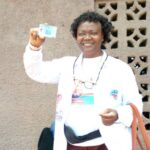 Processus électoral en RDC : Obtenant sa carte d’électeur au Kasaï Central, Marie Claire Kashama invite les femmes de cette province à s’enrôler comme elle