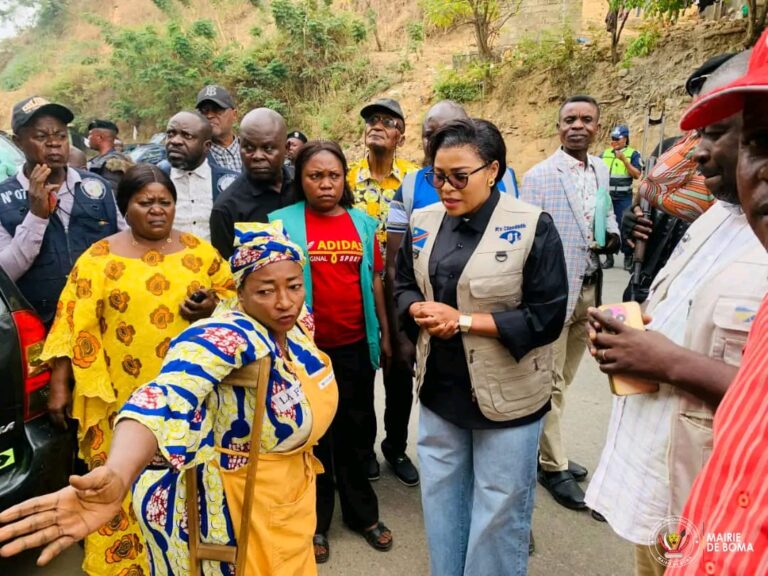 Kongo Central : la maire intérimaire de Boma sensibilise la population contre l’occupation illégale des emprises publiques