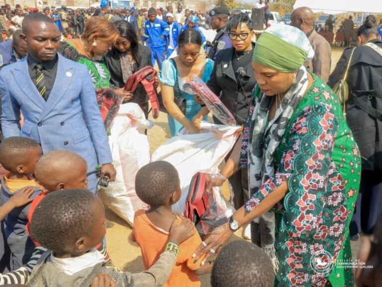 Lualaba : la gouverneure Fifi Masuka lance une campagne de scolarisation en milieu rural