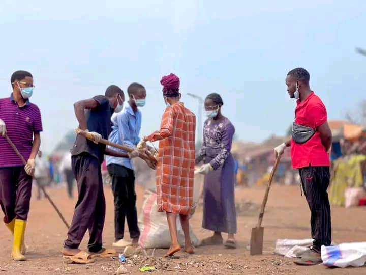 Lomami : les jeunes de Ngandajika s’engagent dans l’assainissement des milieux et lutte contre l’insalubrité