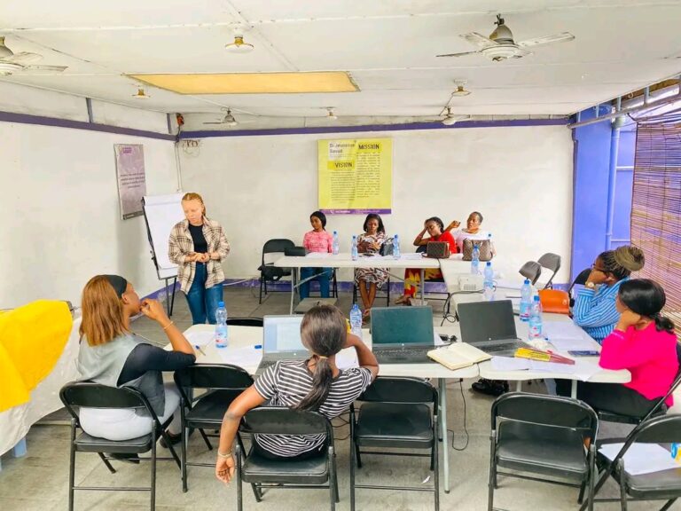 Kinshasa: Si Jeunesse Savait renforce les capacités des pairs éducateurs sur l’avortement médicamenteux