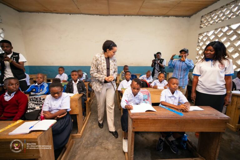 Kongo central : la ministre Raïssa Malu mobilise sur l’entretien durable des infrastructures scolaires