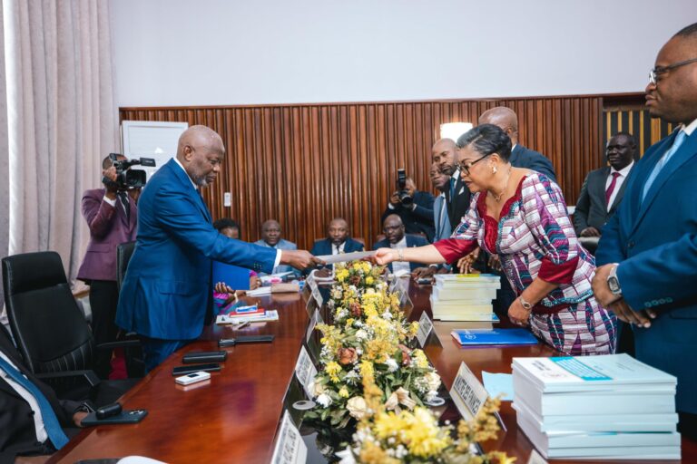RDC : Judith Suminwa dépose le projet de loi de finances 2026 évalué 20,3 milliards USD
