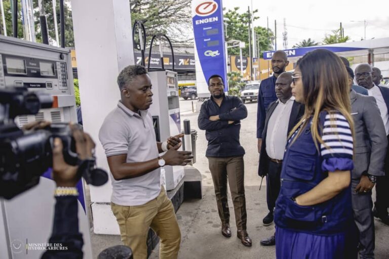 Kinshasa – baisse des prix des produits pétroliers : la Ministre Acacia Bandubola se rassure de l’effectivité lors d’une tournée