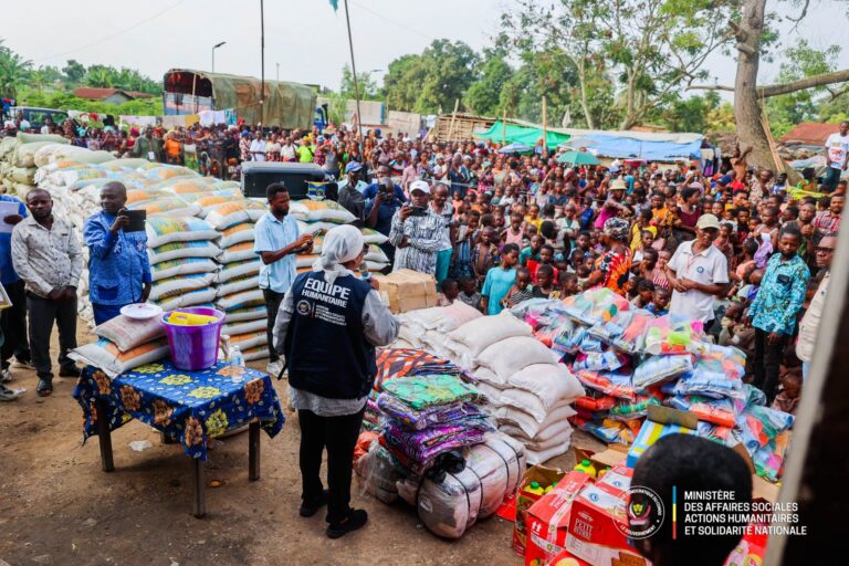 Kisangani : la Ministre Eve Bazaiba apporte l’assistance du Gouvernement aux déplacés des conflits