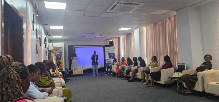 Lutte contre les violences en ligne : des jeunes femmes formées au féminisme numérique à Kinshasa