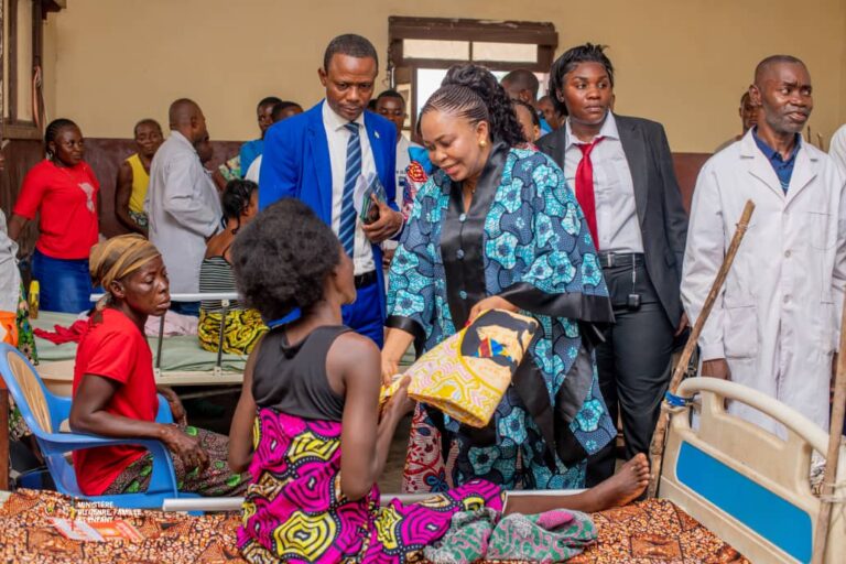 Maï-Ndombe : Micheline OMbae paye les factures des femmes ayant accouché et détenues à l’hôpital général d’Inongo