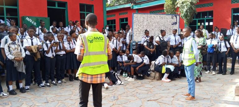 Mbujimayi : plus de 300 élèves sensibilisés à l’hygiène scolaire au Collège Saint Léon
