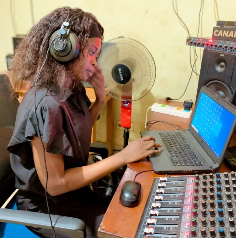 Filière Technique : Florence Mputu au cœur de la régie, une technicienne qui fait vivre la radio à Tshikapa