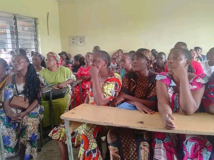 Kinshasa : à Kimbaseke, une ONG déconseille aux femmes l’usage du soutien-gorge comme portefeuille
