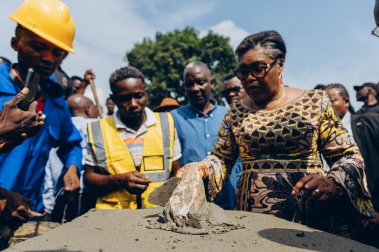 Mongala : la Première Ministre Judith Suminwa lance les travaux de modernisation de 15km de voirie urbaine de Lisala
