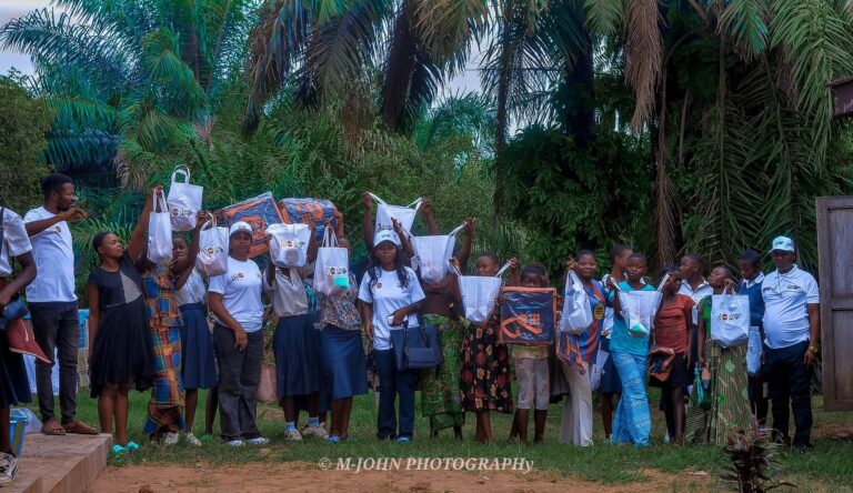 Kasaï-Central : sensibilisation des adolescentes à l’hygiène menstruelle et distribution de kits à Kananga