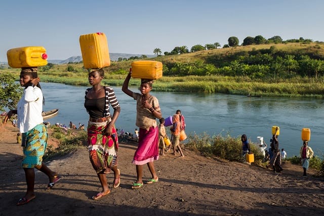 Kasaï : les femmes de Sha Buanda parcourent de longues distances pour s’approvisionner en eau